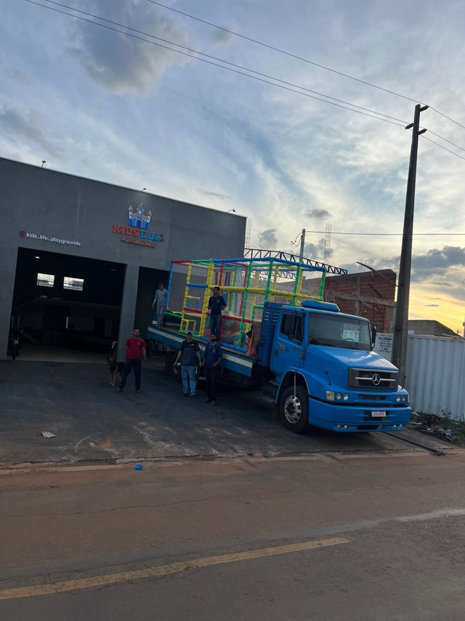 Entrega de playground - Caminhão carregado